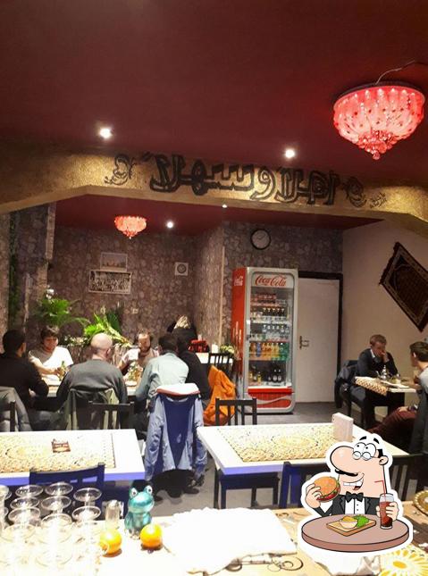 Ordina un hamburger a Restaurant Orient