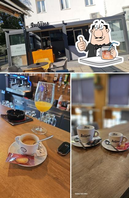 Soddisfa la tua sete con un drink a Cafe Bar Julijus