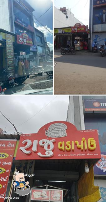 Food at Raju Vadapav