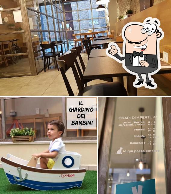 Siediti a un tavolo di Schiaccia Siediti a un tavolo di Schiaccia