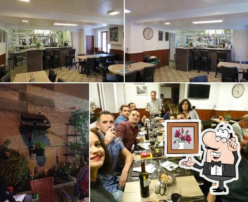 Gli interni di Café De La Place