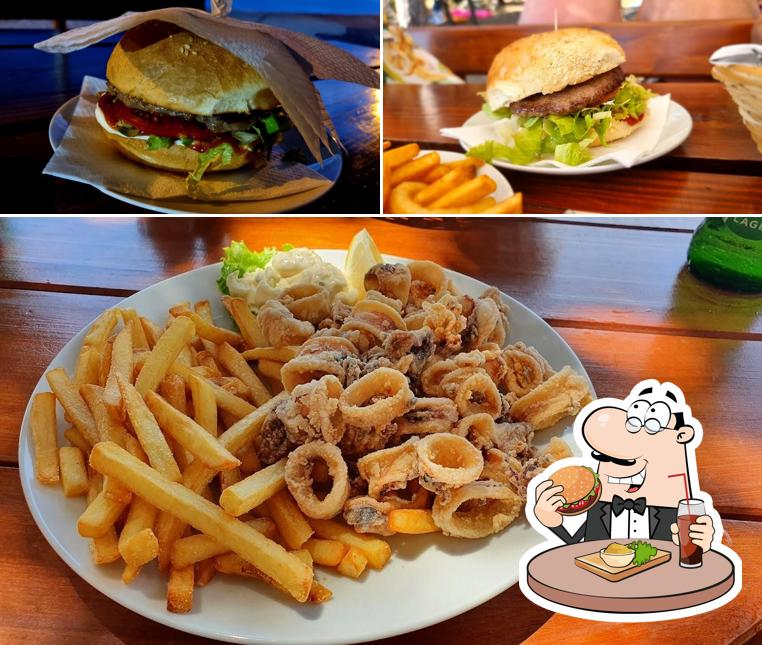 Ordina uno dei tipi di hamburger disponibili a San Marino