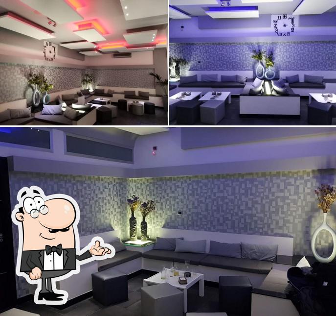 Siediti a un tavolo di Caffèuno Lounge Bar