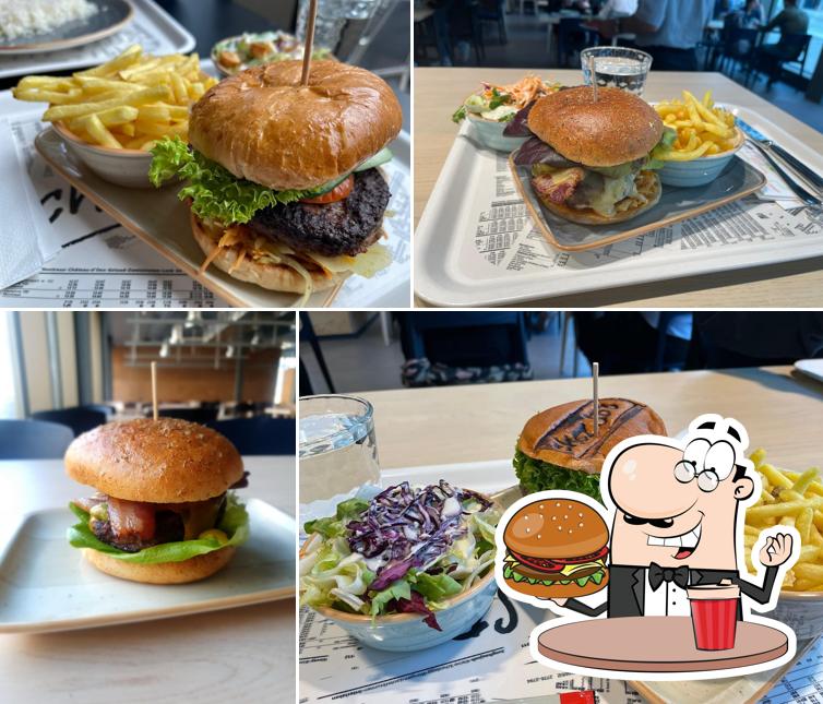 Prenditi un hamburger a SBB Restaurant Luna Kaffeebar