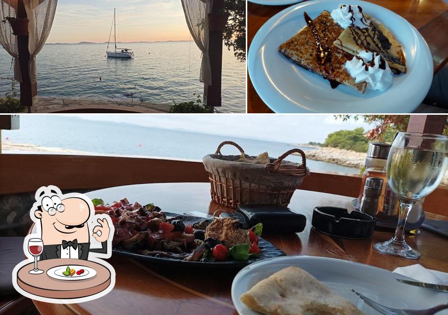 Konoba Stella Maris si caratterizza per la cibo e esterno