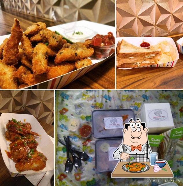 Chicken wings at Roy's Jukebox Cafe