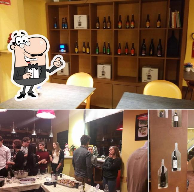 La immagine di interni e vino da Osteria La Italia