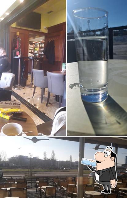 Dai un’occhiata alla foto che raffigura la bevanda e interni di Caffe Grand Špansko