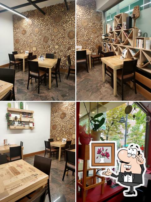 Siediti a un tavolo di Caffè Gambrinus