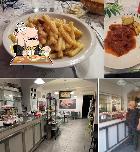 La cibo e interni del ristorante