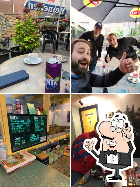 Installez-vous à l'une des tables de Dees Coffeeshop