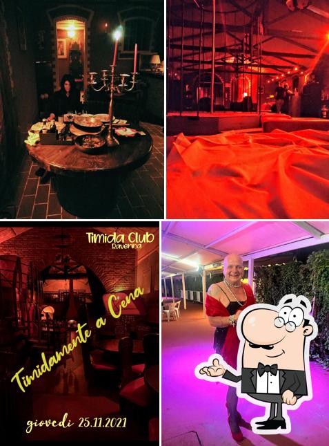 Dai un'occhiata agli interni di Timida Club