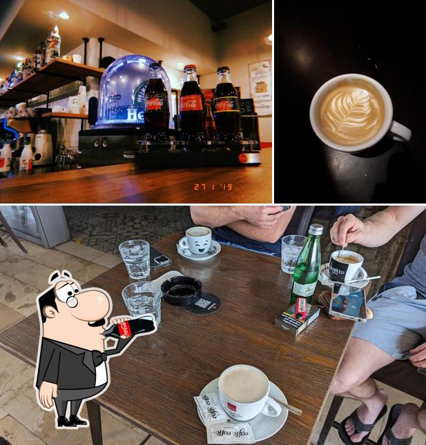Questa è la immagine che presenta la bevanda e cibo di Caffe Caffe