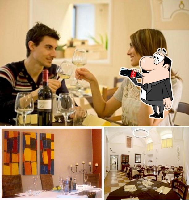 La bevanda e interni del ristorante