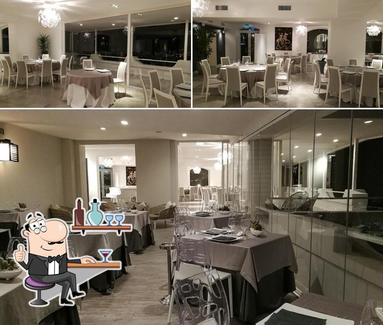 Siediti a un tavolo di Hotel Cala Moresca