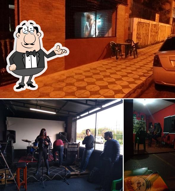 Sente em uma das mesas no Gazometro Rock Bar