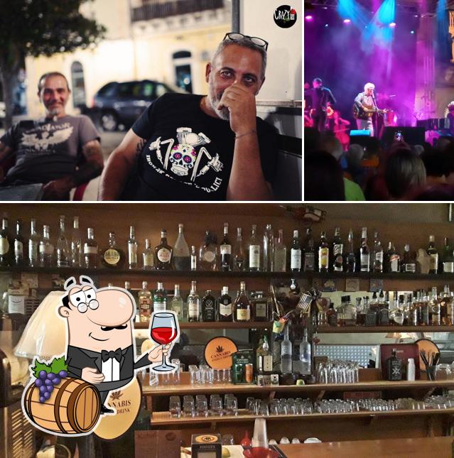 È gradevole godersi un bicchiere di vino a Crazy 58