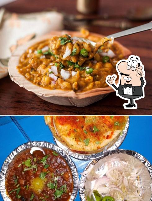 The interior of Radhey Krishna Chole Kulche