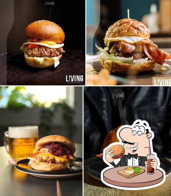Prova un hamburger a Living Putignano