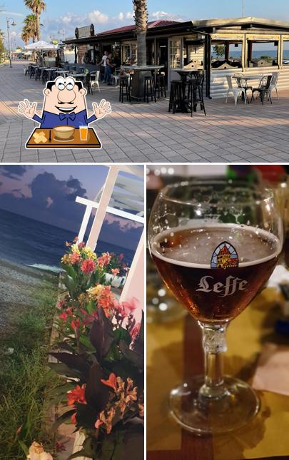 Guarda la foto che mostra la cibo e interni di Old 50 Special pub