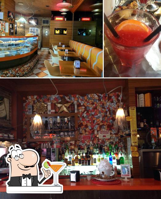 Questa è la immagine che presenta la bevanda e sushi di Next Age Cafè