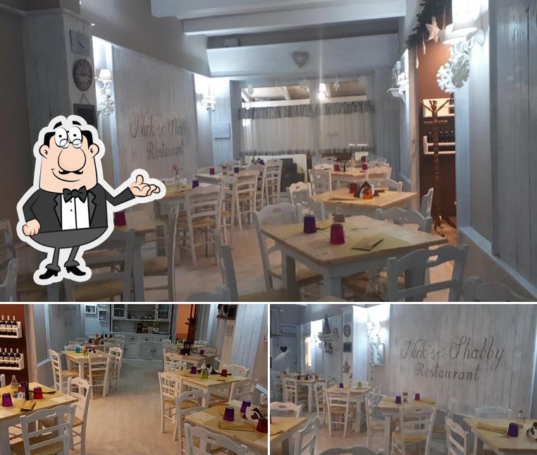 Siediti a un tavolo di Nick's Shabby Risto-bar