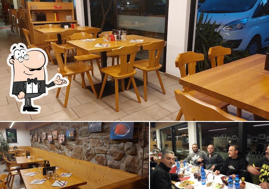 Tra le diverse cose da Ristorante Pizzeria Bar Romedius si possono trovare la interni e tavolo da pranzo