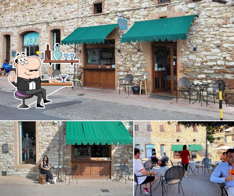Dai un'occhiata agli interni di Bar La Gattabuia