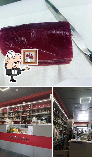 Questa è la immagine che presenta la interni e cibo di Bar Tabacchi Argonne