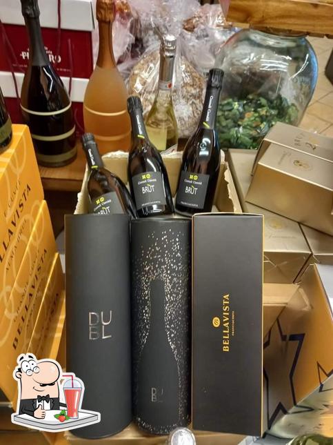 Goditi qualcosa da bere a Bar Ferraro