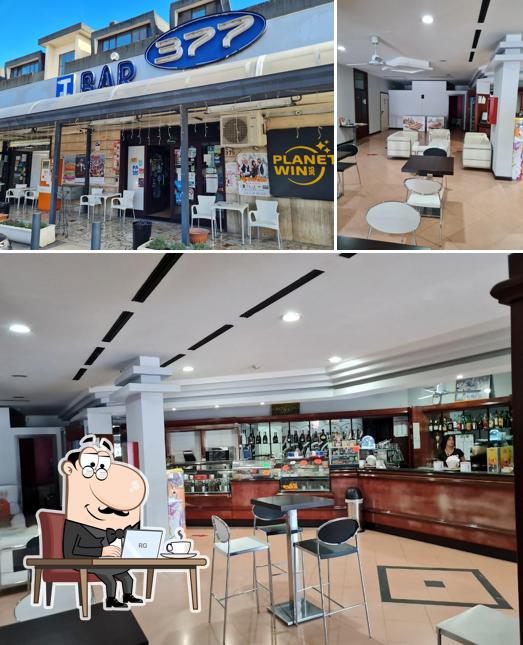 Gli interni di Bar 377