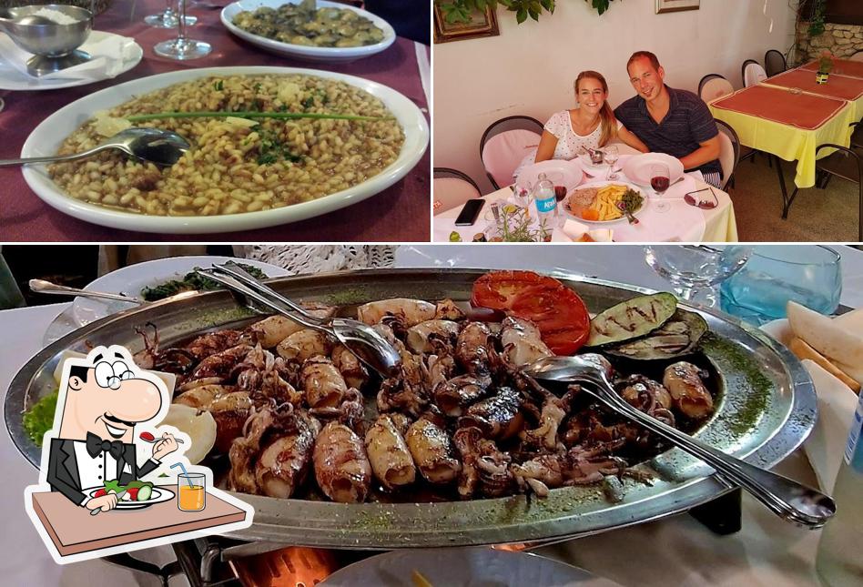 La immagine della cibo e tavolo da pranzo di Zlatne školjke