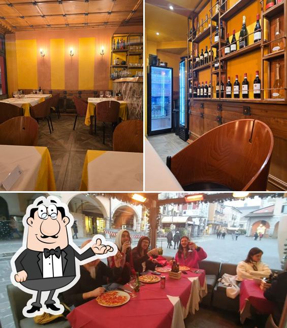 Siediti a un tavolo di Caffè Città