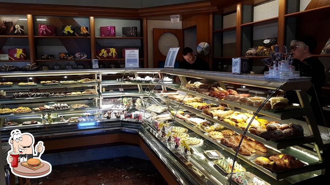 Prova un hamburger a Pasticceria Pagliani