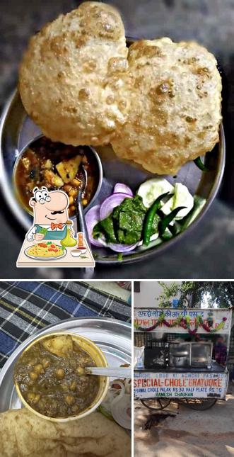 Food at Chauhan ji ke chhole bhature