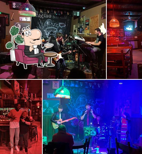 Siediti a un tavolo di Tuxedo Beer House