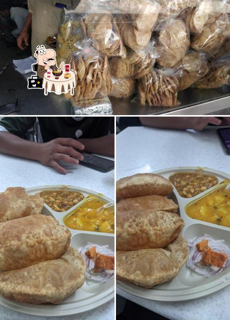 Food at Kamboj Samose Wale