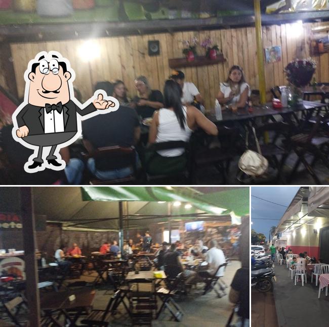 Sente em uma das mesas no Espetaria do Cambeta