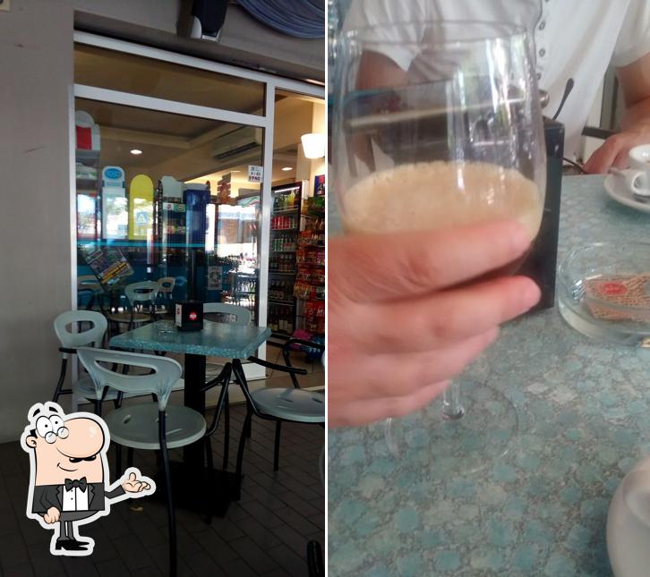 Siediti a un tavolo di Simon's Caffé