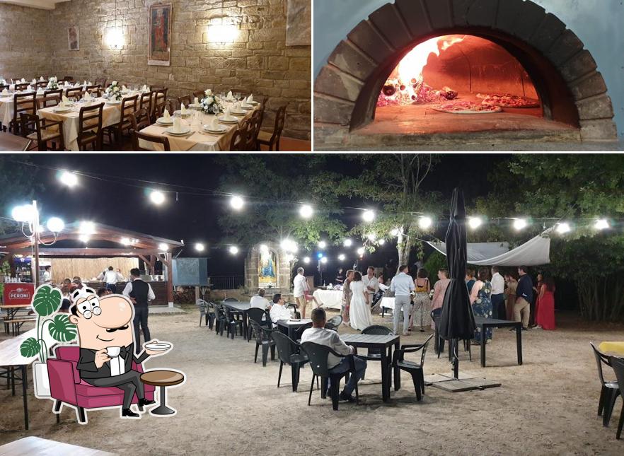 Questa è la immagine che mostra la interni e pizza di Pizzeria Santa Tecla