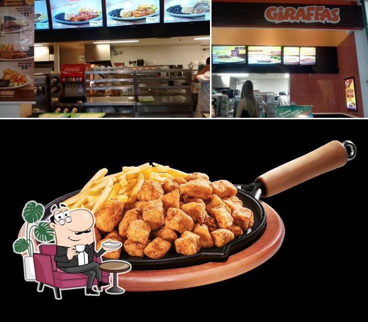 A ilustração da interior e comida no Giraffas Boulevard Shopping