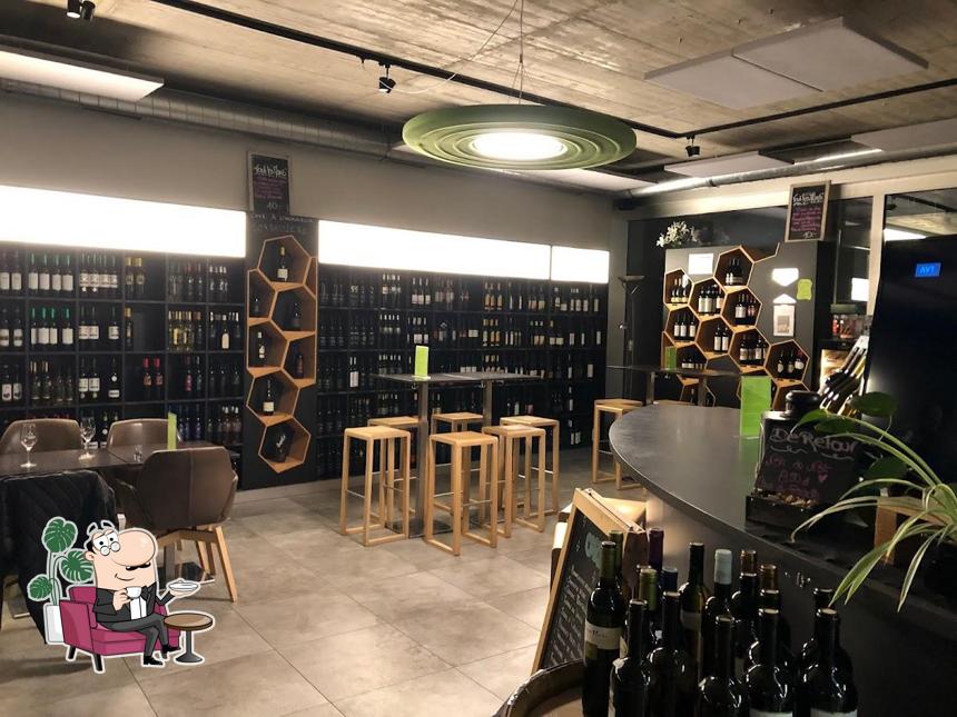 Siediti a un tavolo di L'Oenothèque de Sion