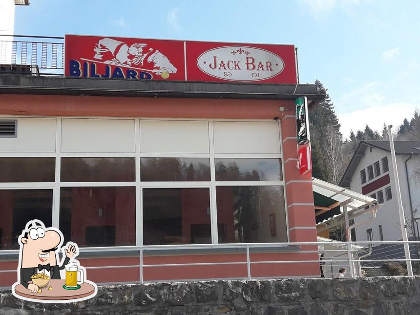 Puoi ordinare un rinfrescante bicchiere di birra chiara o scura