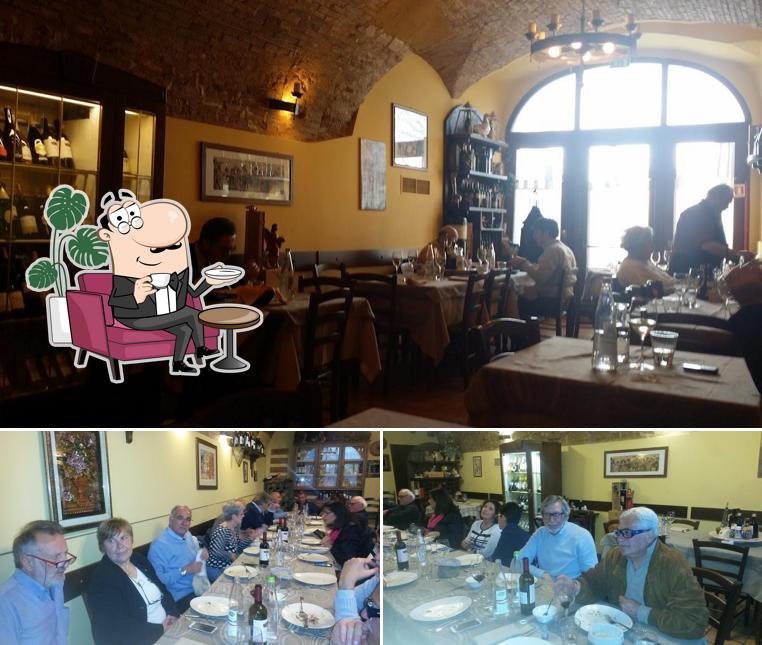 Siediti a un tavolo di La Taverna Di Ro