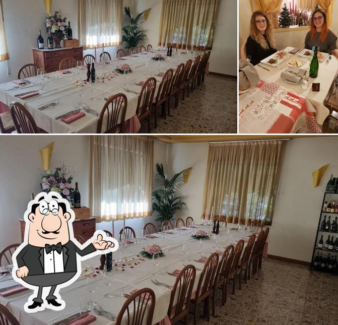 La interni e tavolo da pranzo del ristorante