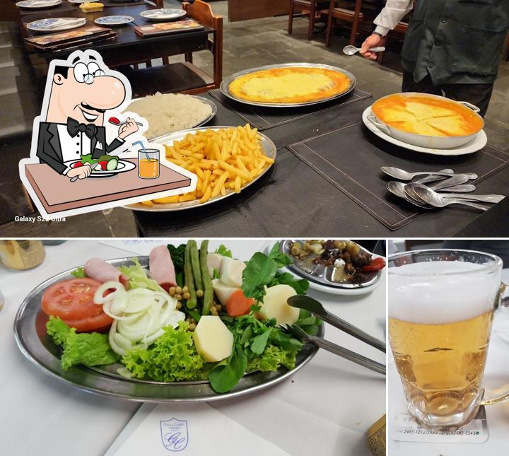 A comida e cerveja do restaurante