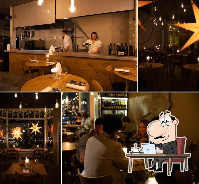 Installez-vous à l'une des tables de Restaurant JA