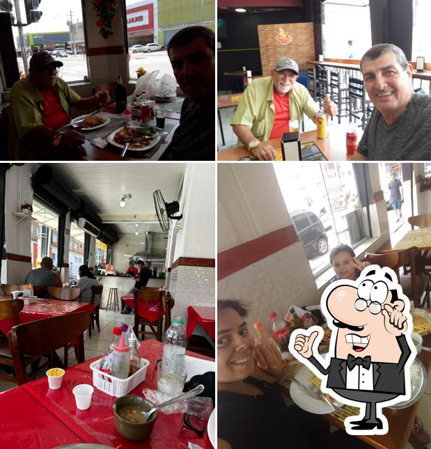Sente em uma das mesas no Restaurante Di Vera