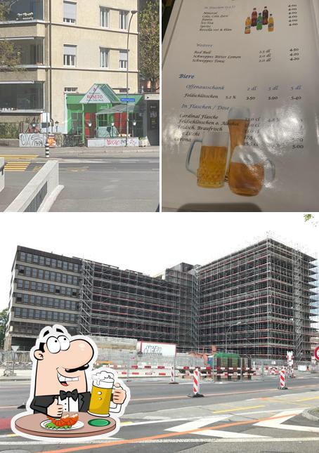 Puoi ordinare un rinfrescante bicchiere di birra chiara o scura