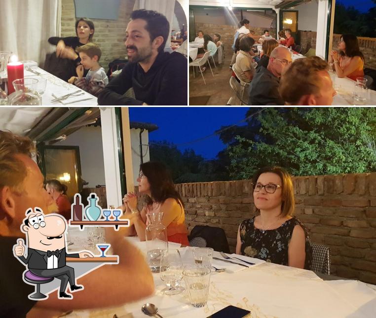 Siediti a un tavolo di Ristorante Dei Cantoni